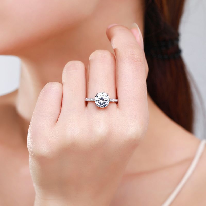 Dazzling Round Cut Engagement Ring